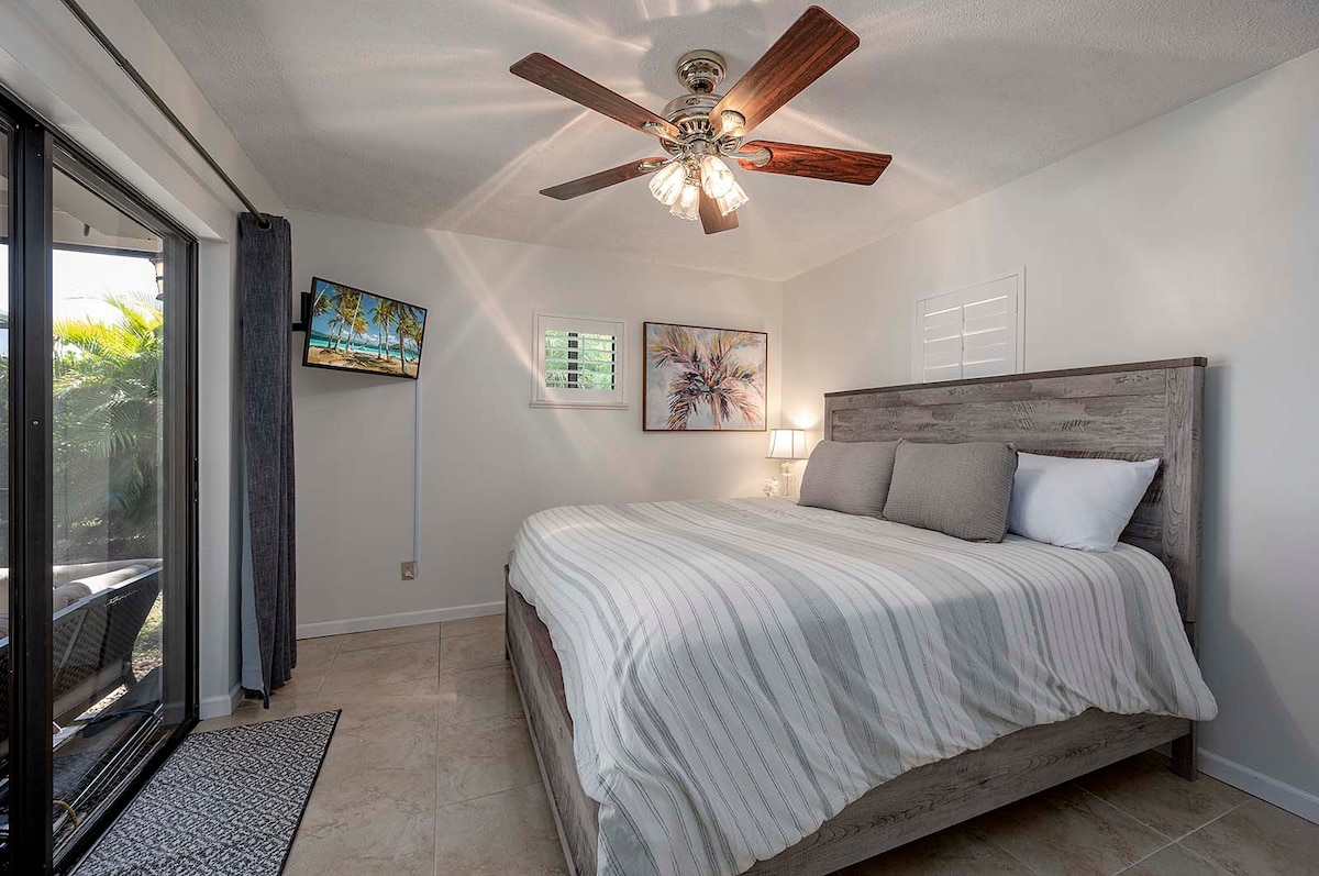 Beheizter Poolbereich mit Lanai und Sitzgruppe im privaten Garten.