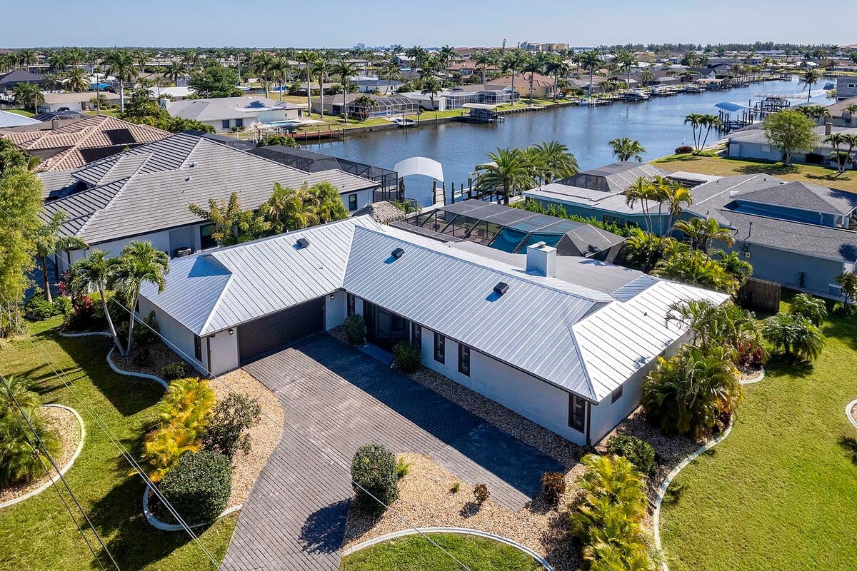 Beheizter Pool mit Lanai und Sitzbereich im privaten Garten.