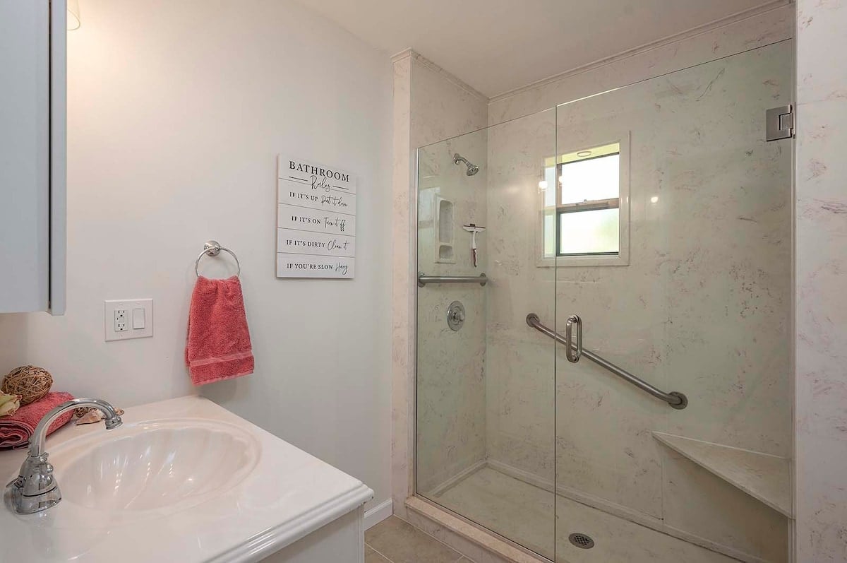 Beheizter Pool mit Lanai und Sitzbereich im privaten Garten.