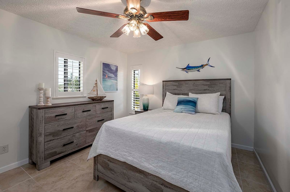 Beheizter Poolbereich mit Lanai und Sitzgruppe im Garten.