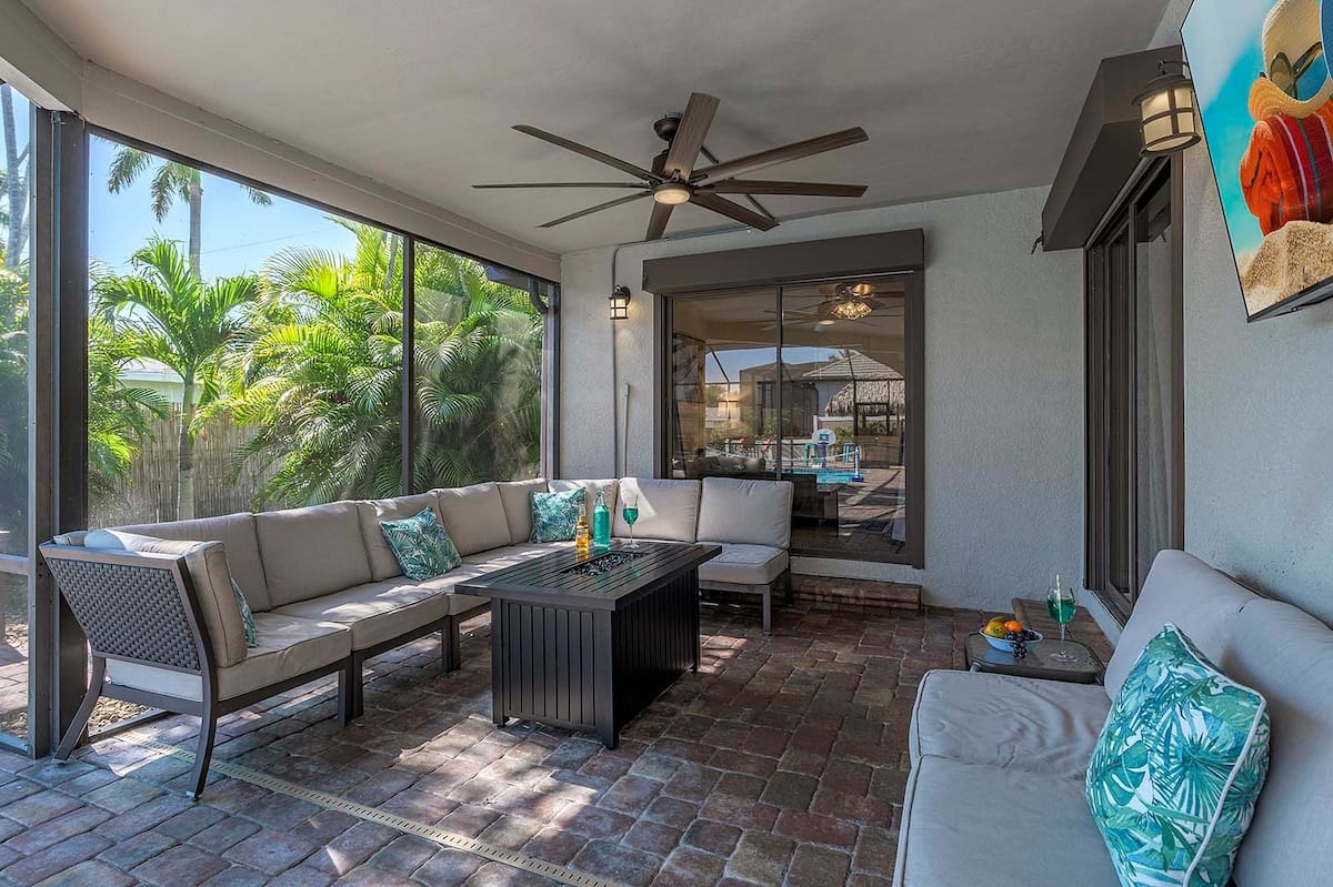 Beheizter Poolbereich mit Lanai und Sitzplatz im Garten.