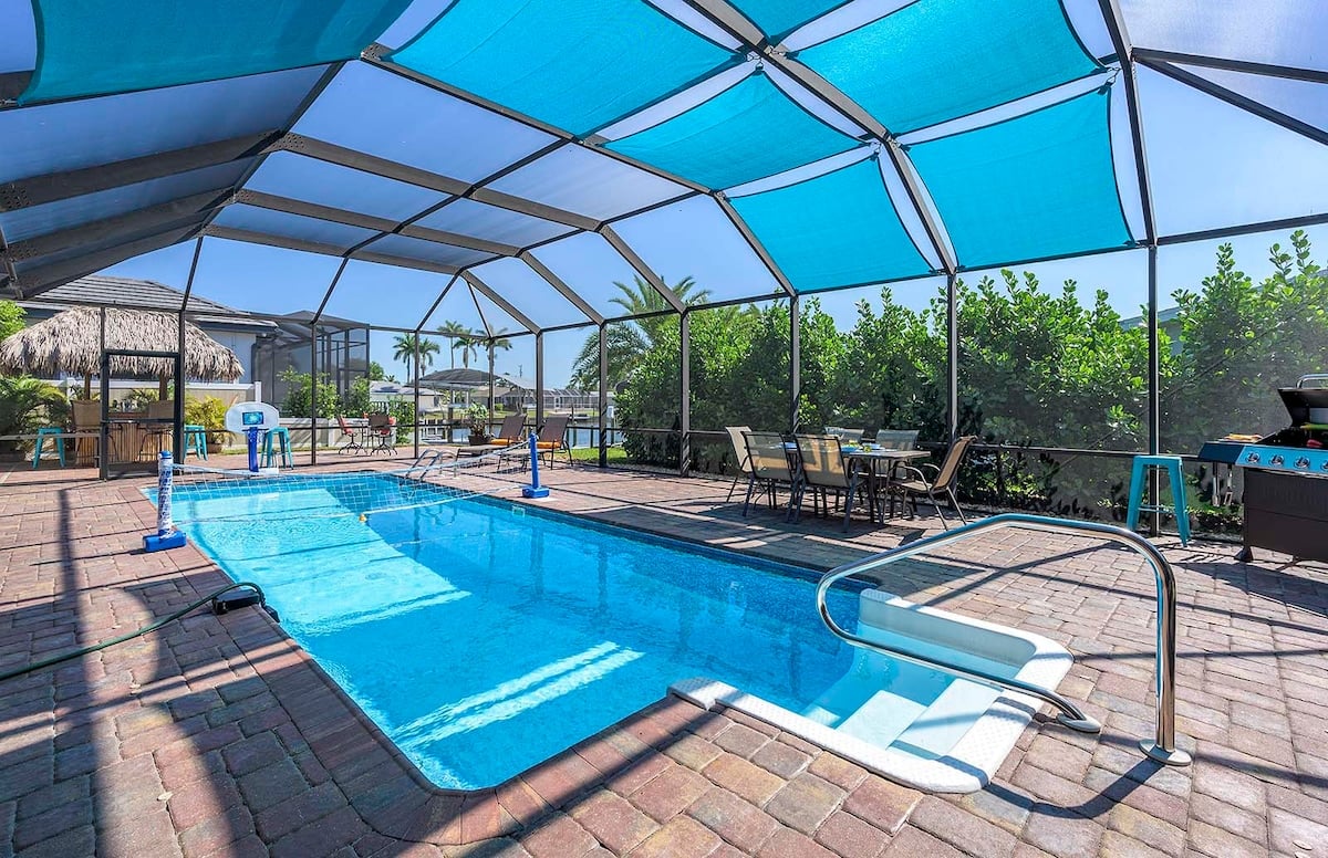 Beheizter Poolbereich mit Lanai und Sitzplatz im Garten.