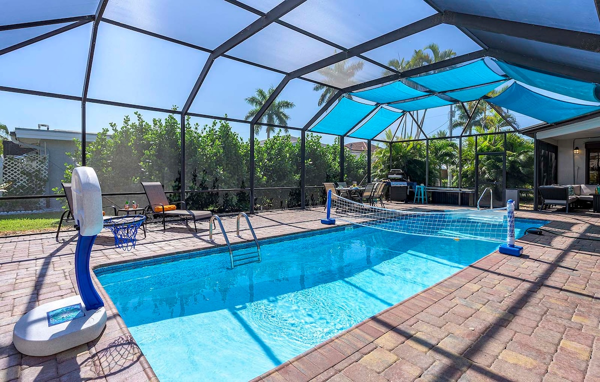 Beheizter Pool mit Lanai und Sitzbereich im privaten Garten.