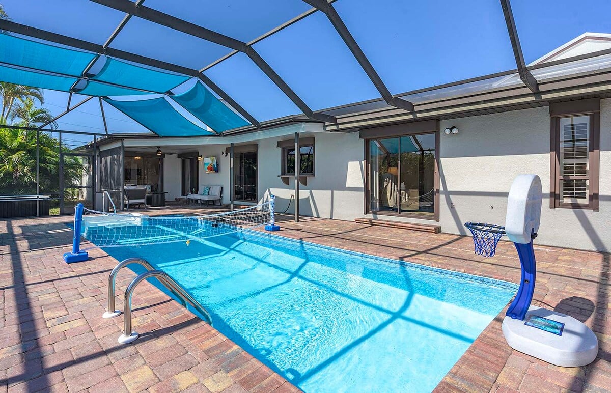 Beheizter Pool mit Lanai und Sitzbereich im Außenbereich.