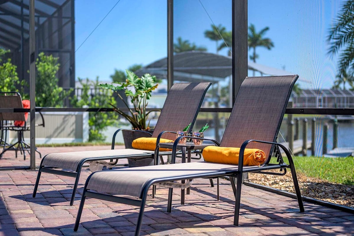 Beheizter Pool mit Lanai und Sitzbereich im privaten Garten.