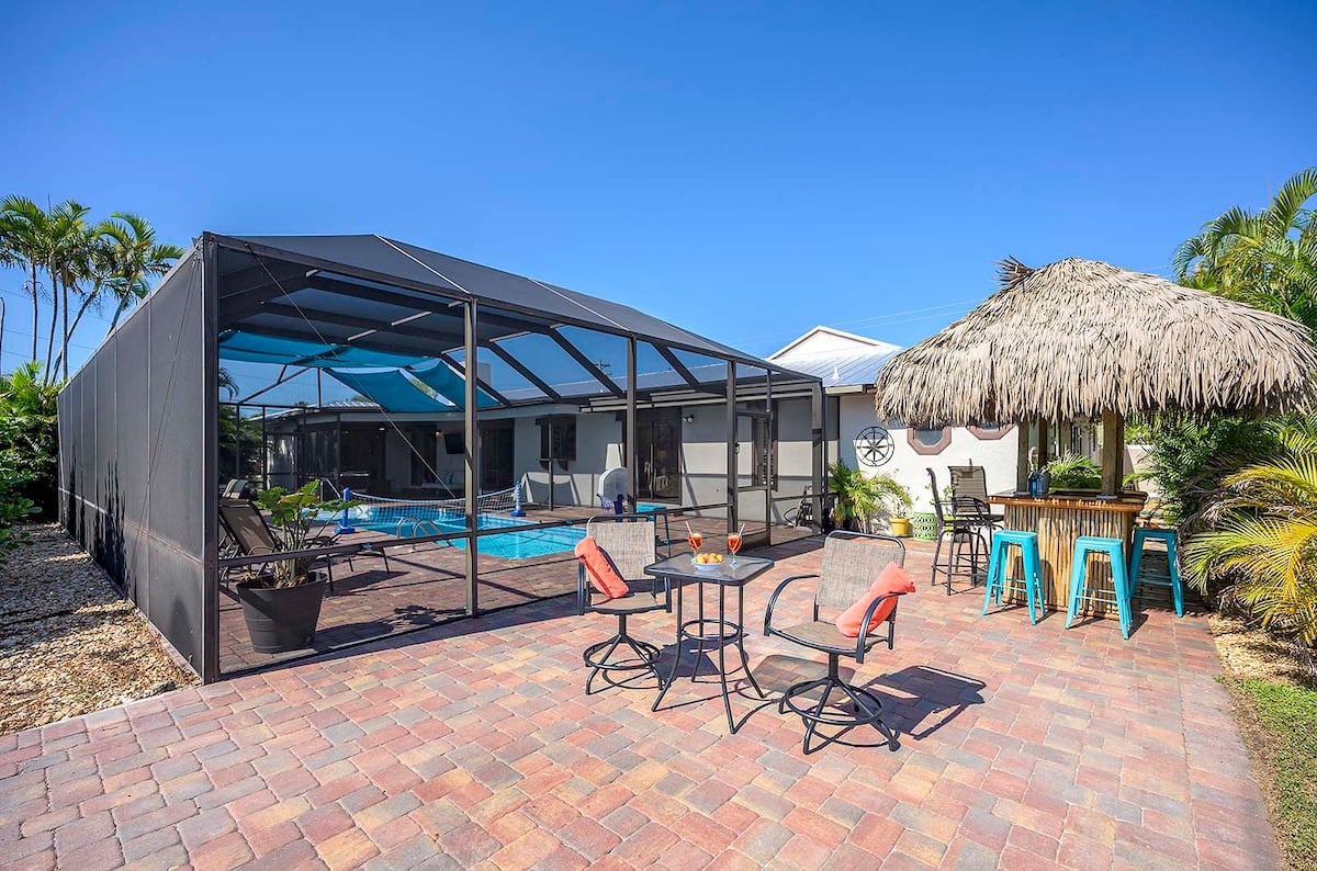 Beheizter Pool mit Lanai und Sitzbereich im privaten Garten.