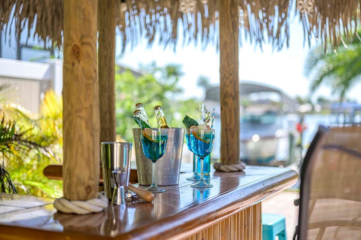 Beheizter Pool mit Lanai und Sitzbereich im Garten.