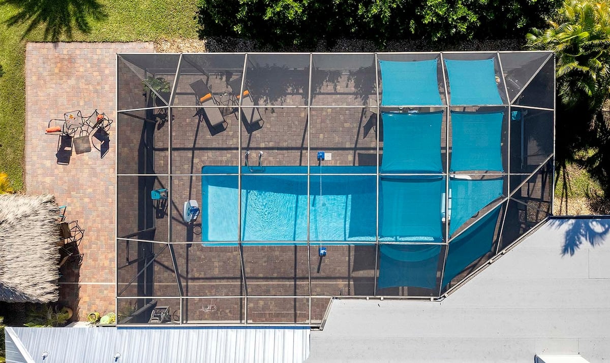 Beheizter Pool mit Lanai und Sitzbereich im privaten Garten.