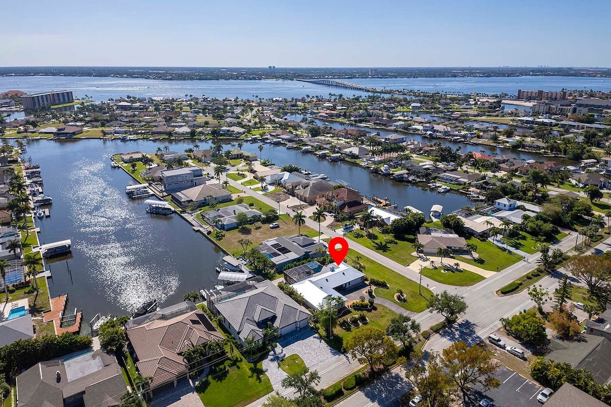 Beheizter Pool mit Lanai, Grillbereich und Sitzplatz im Garten.