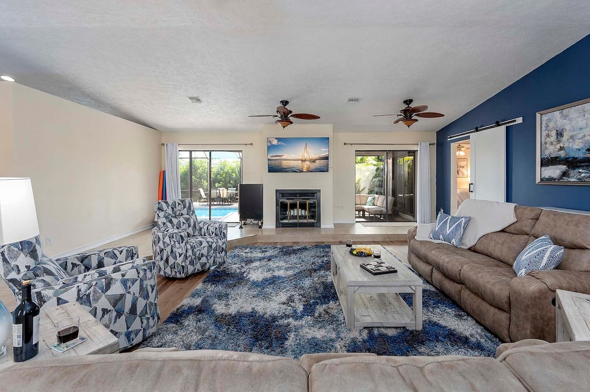 Beheizter Pool mit Lanai und Sitzbereich im Garten.