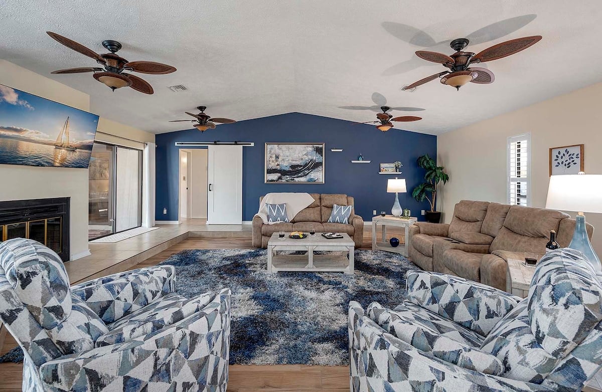 Beheizter Poolbereich mit Lanai und Sitzgruppe im Garten.