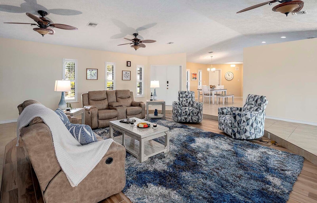 Beheizter Pool mit Lanai und Sitzbereich im Garten.