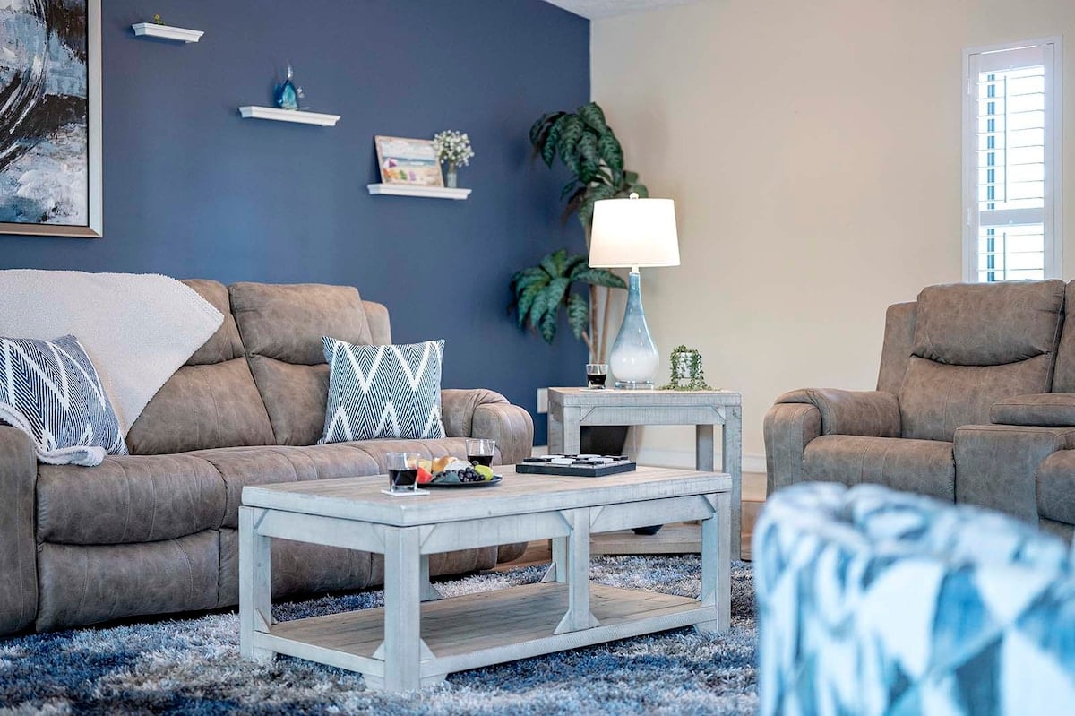 Beheizter Pool mit Lanai und Außenbereich zum Essen.