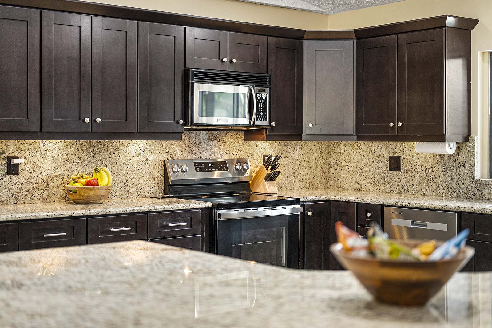 Beheizter Pool mit Lanai und Sitzbereich im privaten Garten.