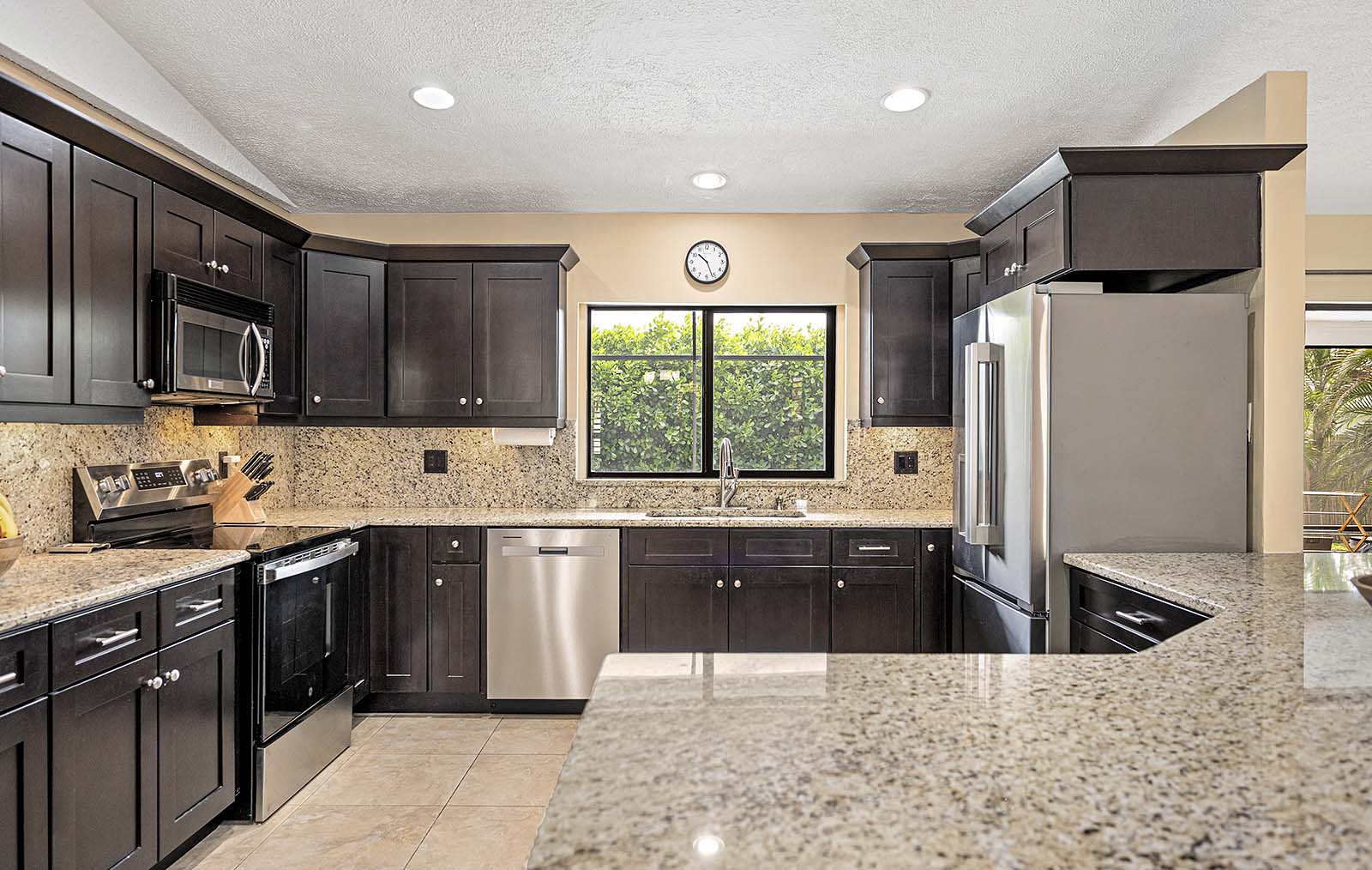 Beheizter Pool mit Lanai und Sitzbereich im privaten Garten.