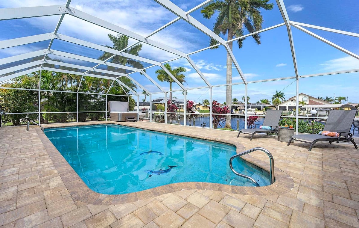 Einstöckiges Ferienhaus am Kanal mit Salzwasser-Pool und privatem Dock.