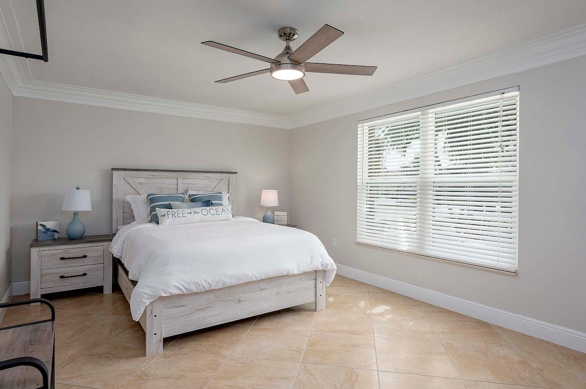 Salzwasser-Pool mit Blick auf den Kanal und privatem Bootsdock.