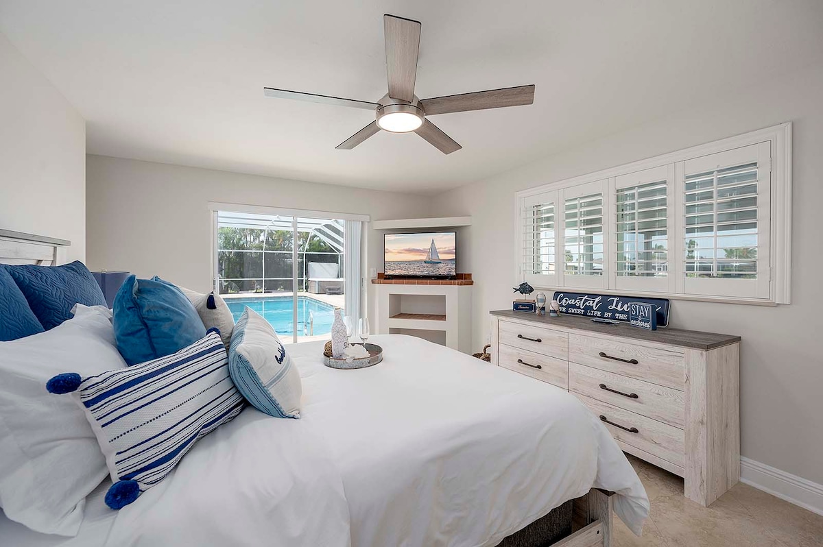 Privates Dock am Kanal mit Blick aufs Wasser.