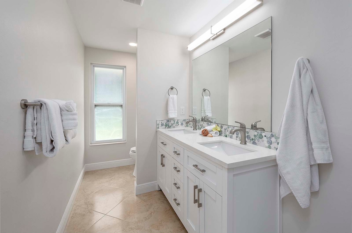 Blick auf den Kanal mit privatem Dock und Salzwasser-Pool.