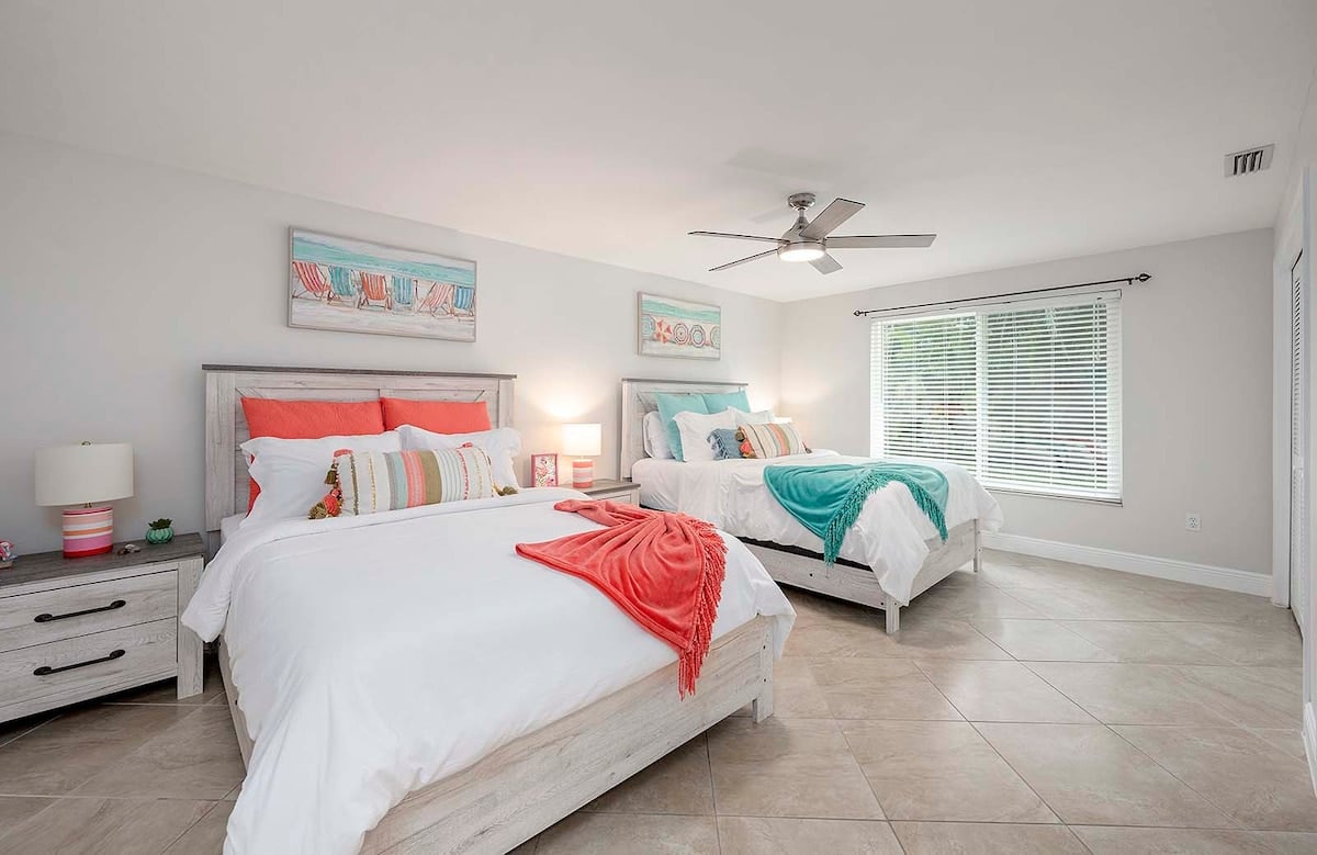 Salzwasser-Pool mit Blick auf den Kanal und privatem Dock in SE Cape Coral.