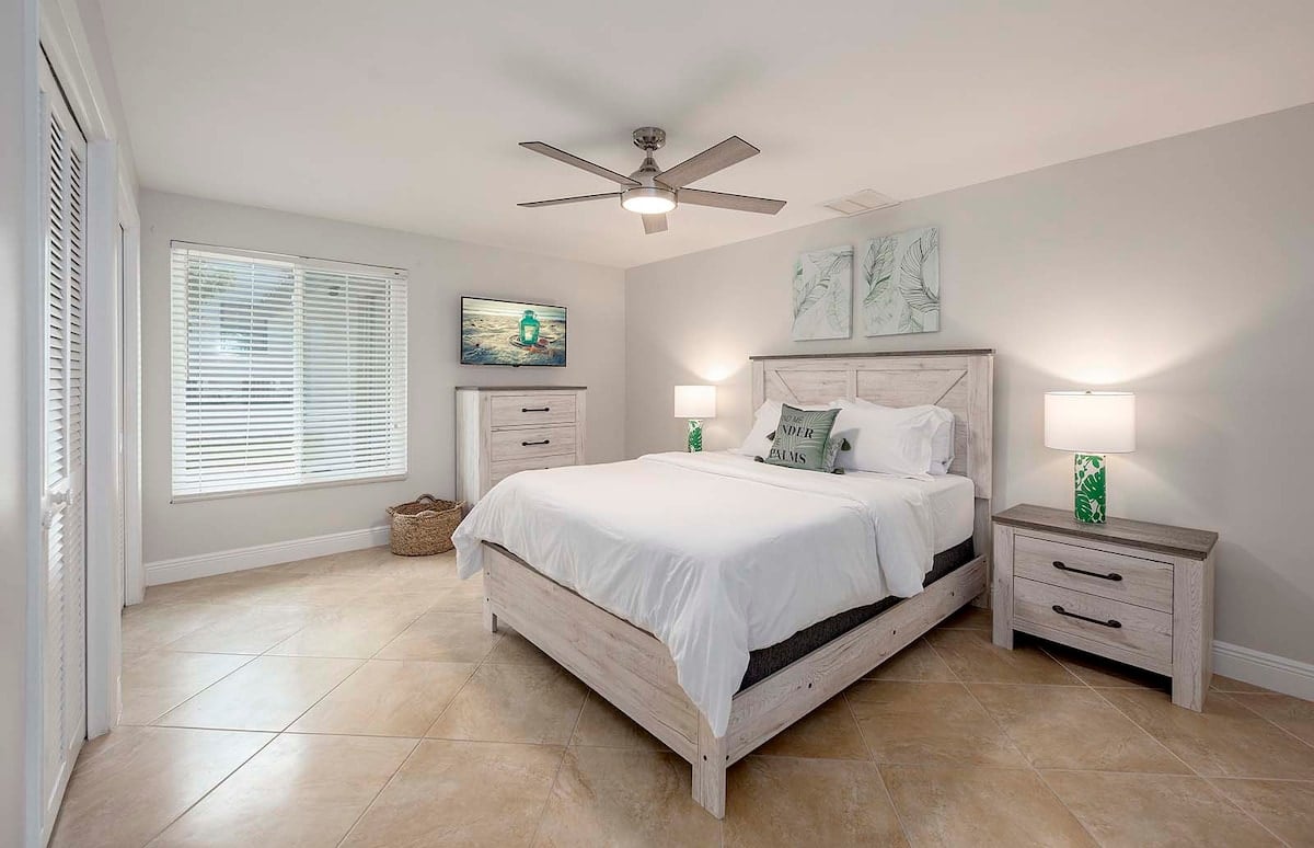 Blick auf Kanal mit privatem Dock und Salzwasser-Pool.