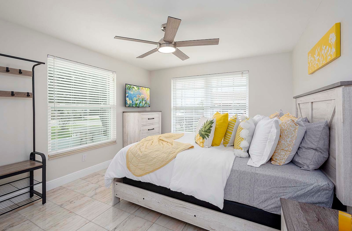 Salzwasser-Pool mit Blick auf den Kanal und privatem Dock.