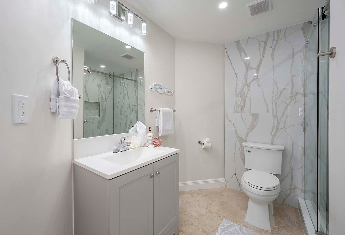 Blick auf den Kanal mit privatem Dock und Salzwasser-Pool.