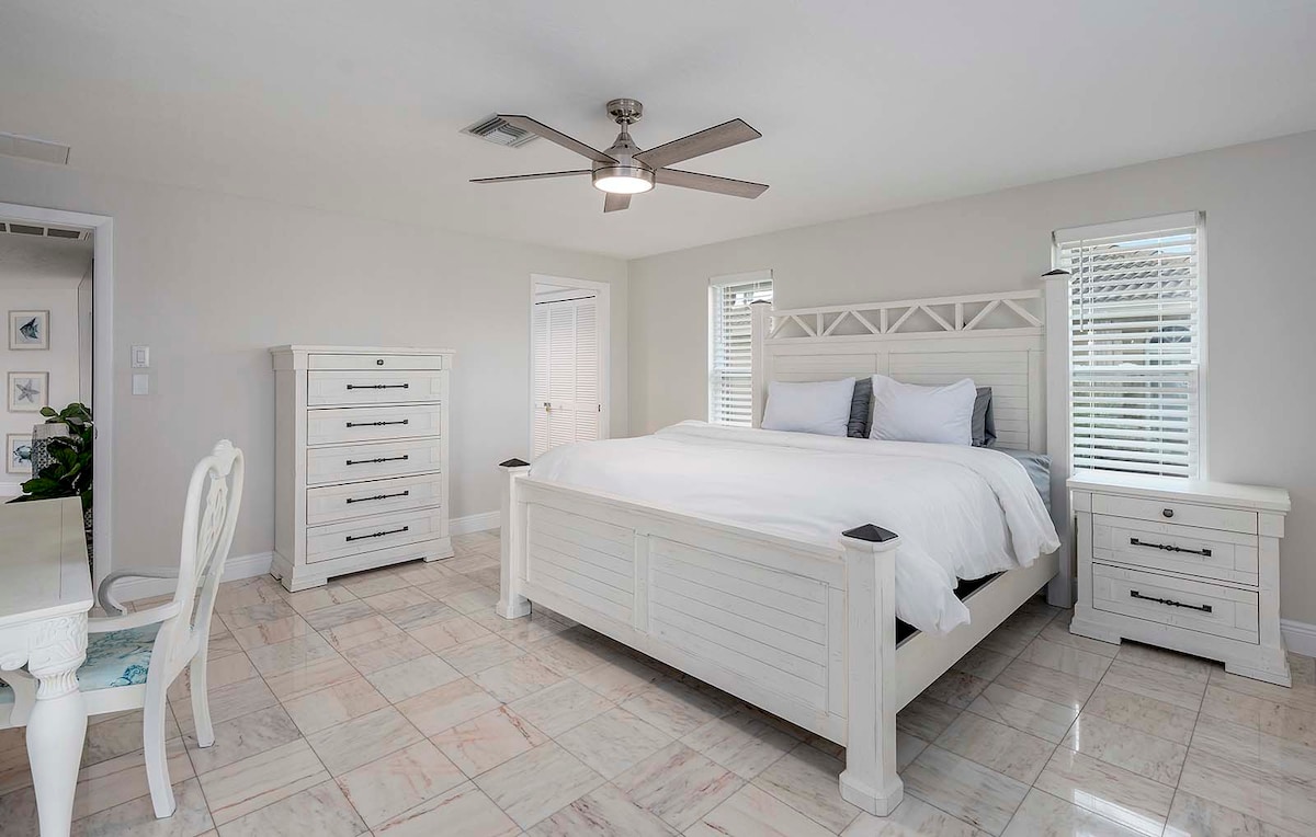 Salzwasser-Pool mit Blick auf den Kanal und privatem Dock.