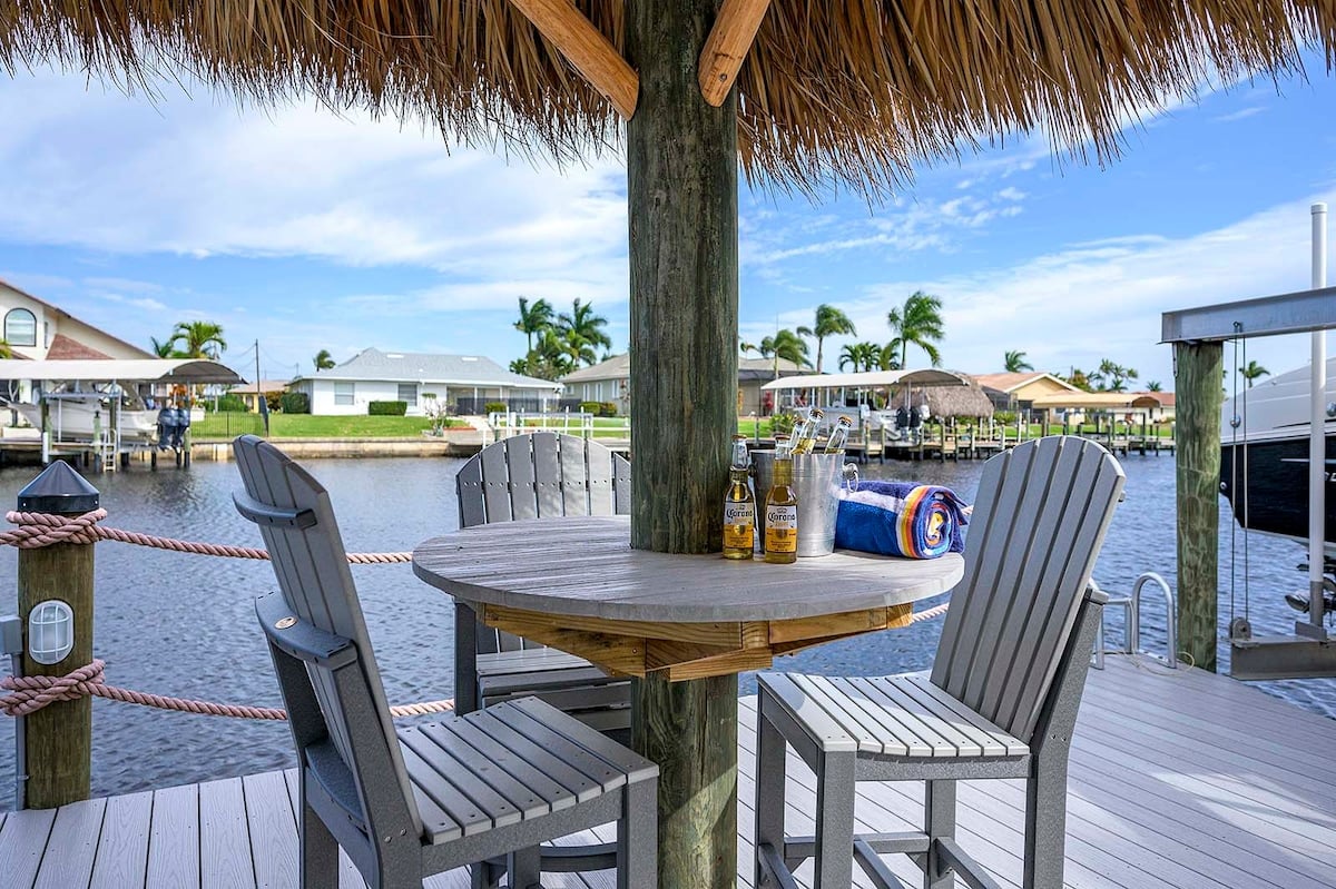Salzwasser-Pool am Kanal mit privatem Bootsdock und Blick aufs Wasser.