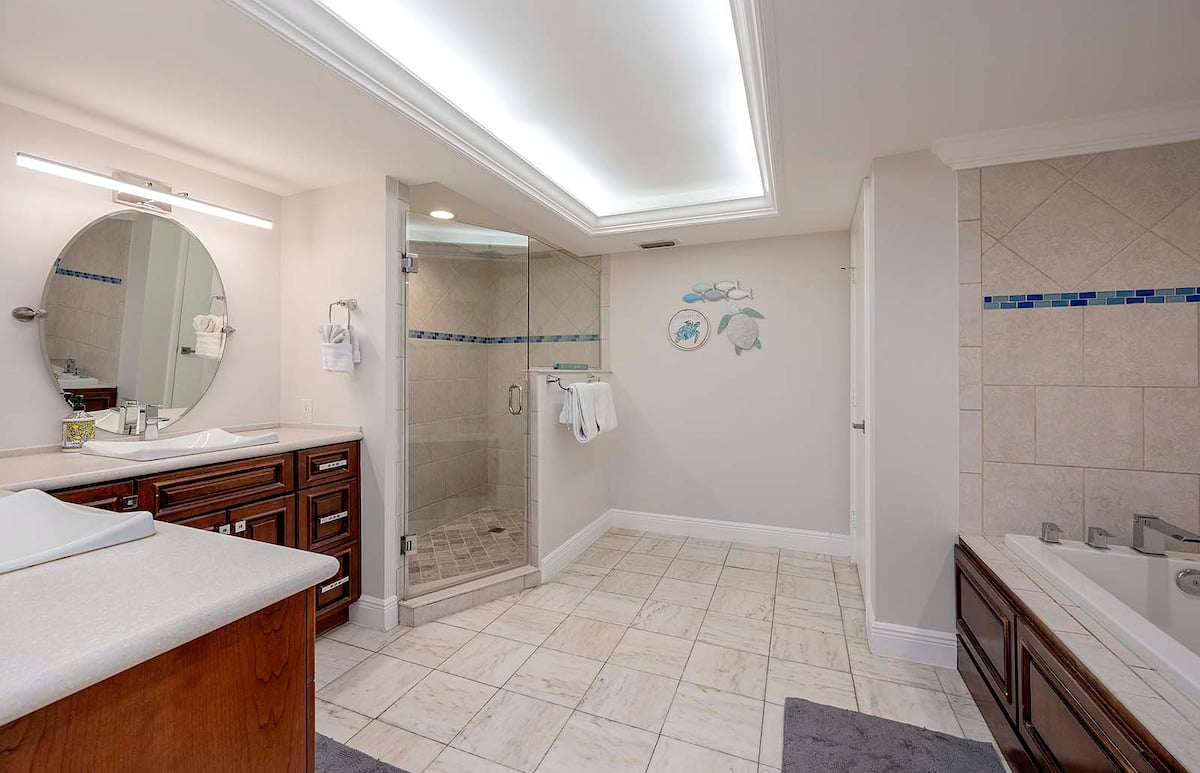 Salzwasser-Pool mit Blick auf den Kanal und privatem Dock.