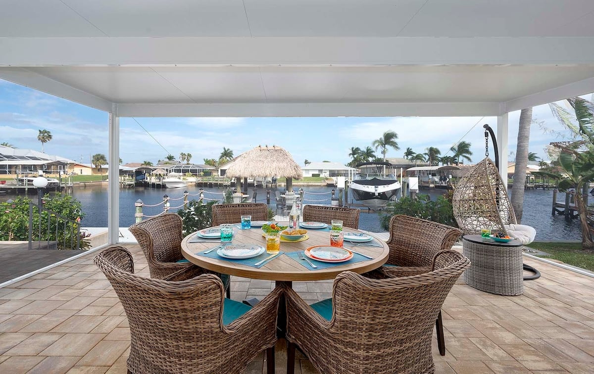 Blick vom privaten Dock auf den Kanal in SE Cape Coral.