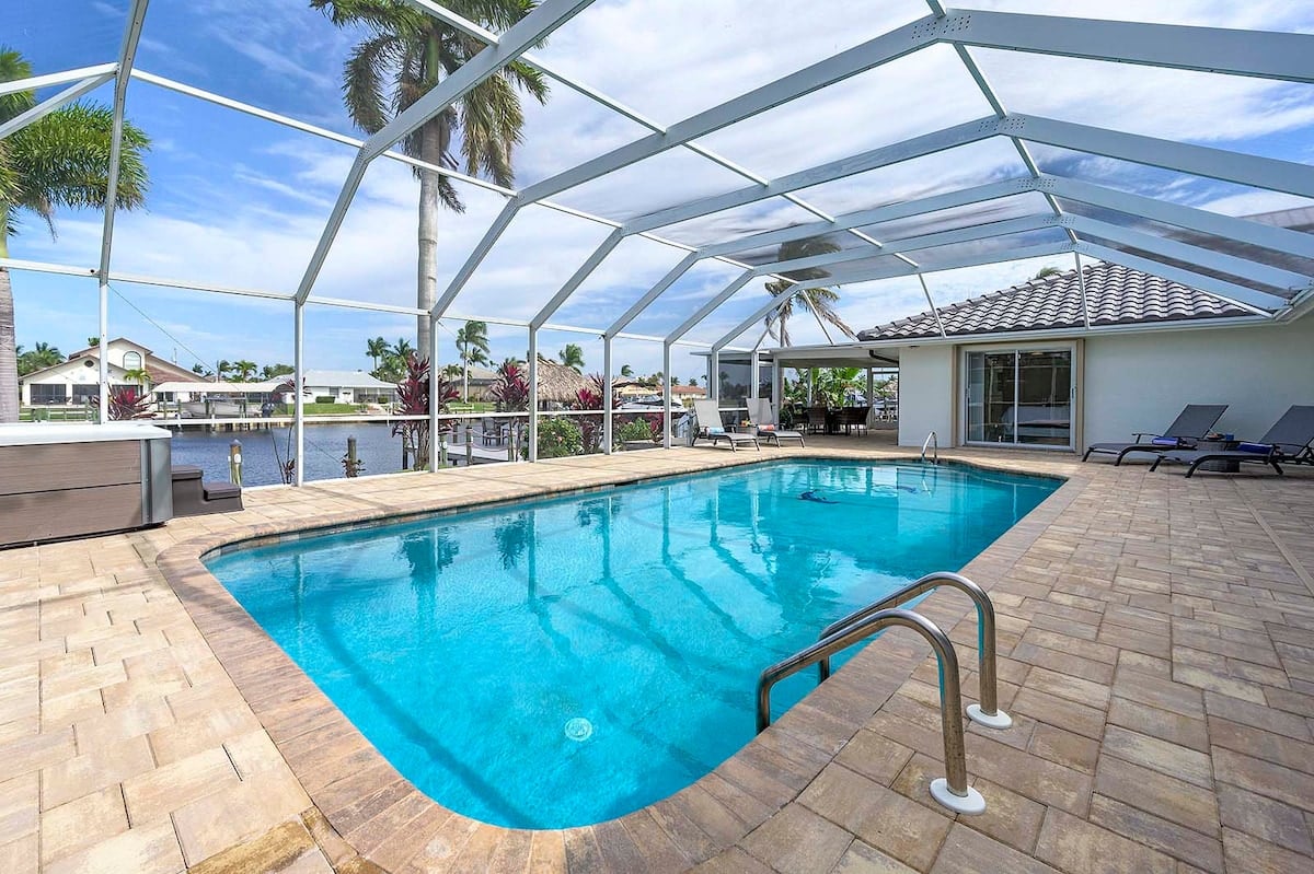 Blick auf Kanal mit privatem Dock und Salzwasser-Pool in SE Cape Coral.