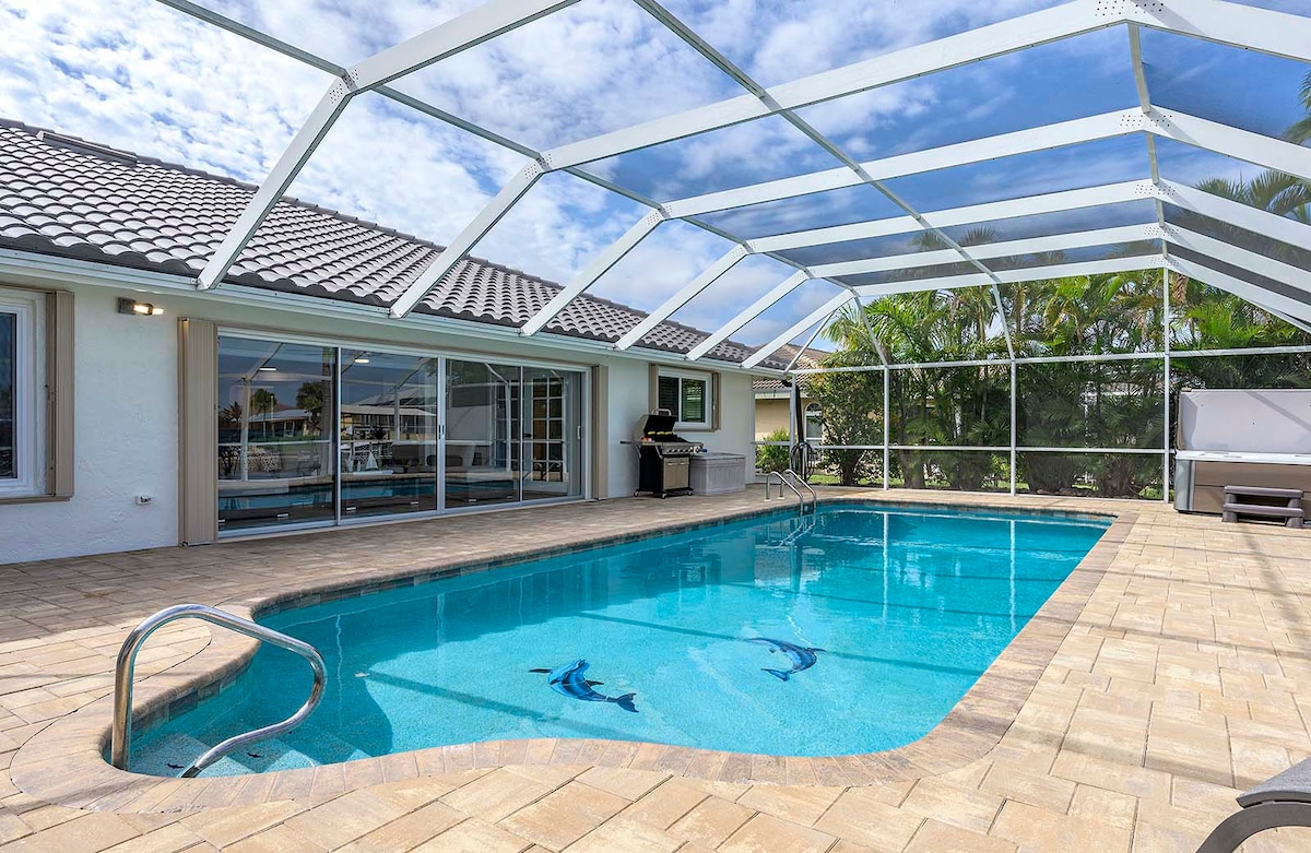 Blick auf den Kanal mit privatem Dock und Salzwasser-Pool.