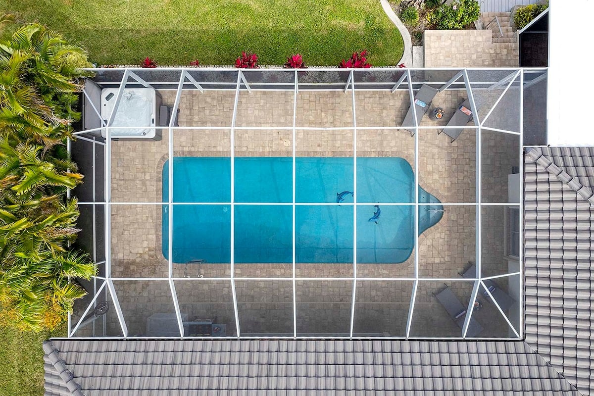 Blick auf Kanal mit privatem Dock und Salzwasser-Pool.