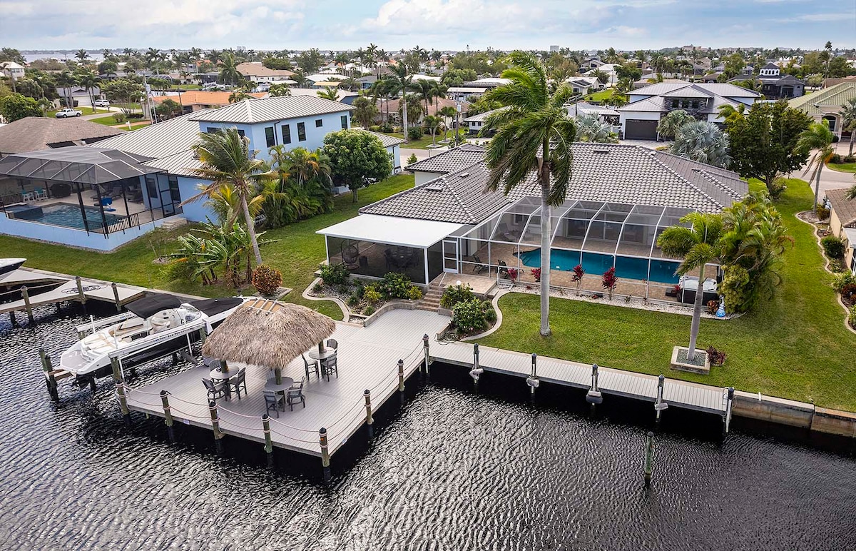 Salzwasser-Pool mit Blick auf den Kanal und privatem Dock.