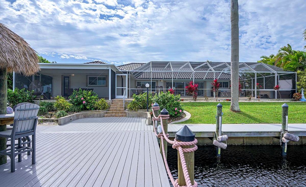 Blick auf Kanal mit privatem Dock und Salzwasser-Pool.
