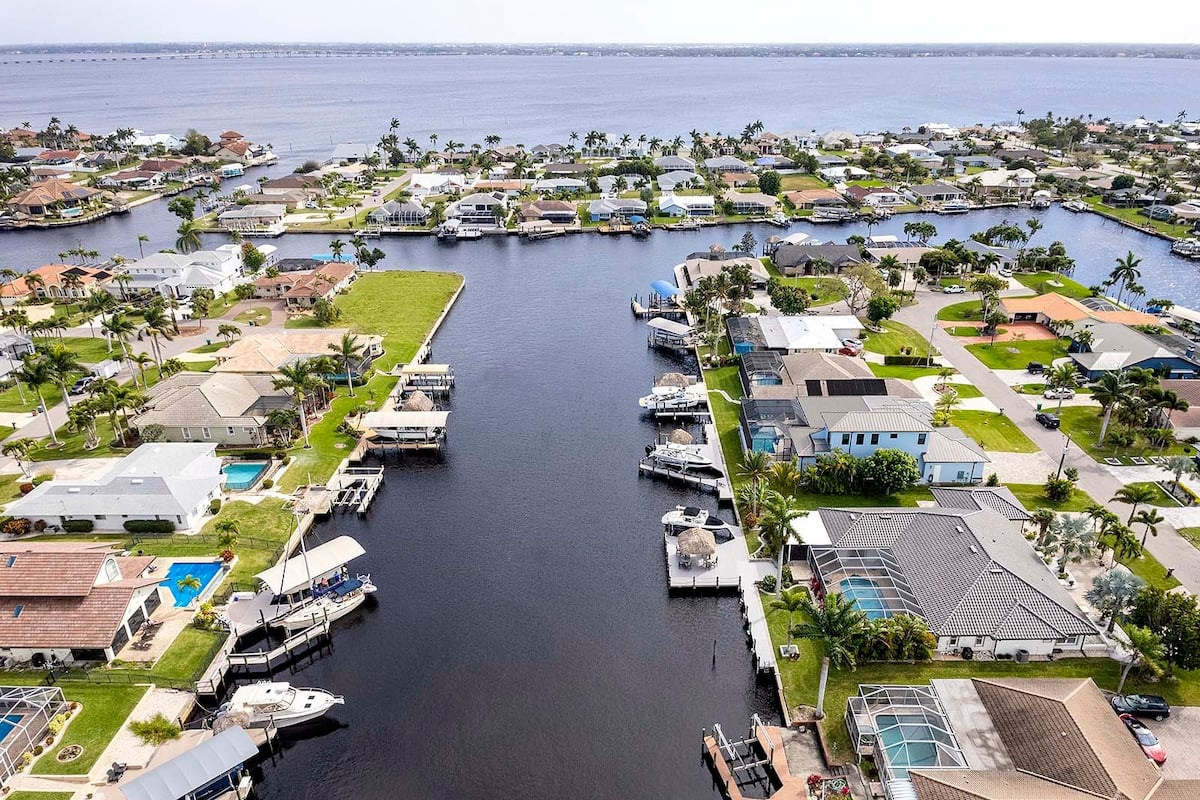 Privates Dock am Kanal mit Blick aufs Wasser in SE Cape Coral.
