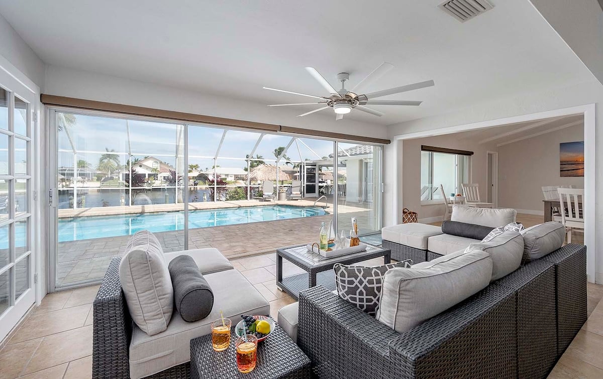 Blick auf Kanal mit privatem Dock und Poolbereich.