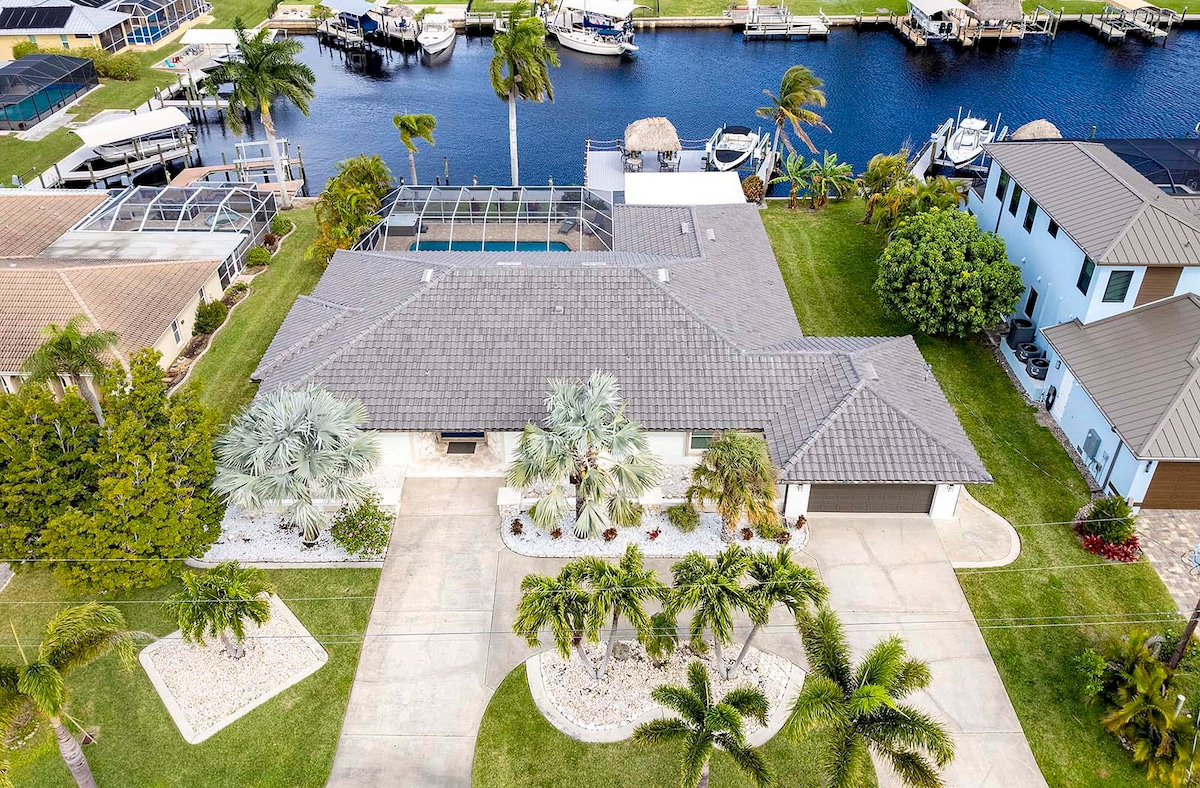Blick auf Kanal mit privatem Dock und Salzwasser-Pool in SE Cape Coral