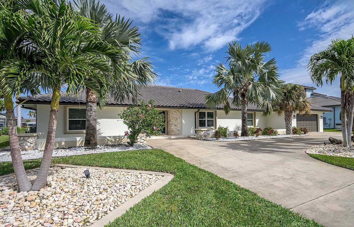Salzwasser-Pool mit Blick auf den Kanal und privatem Bootsdock.