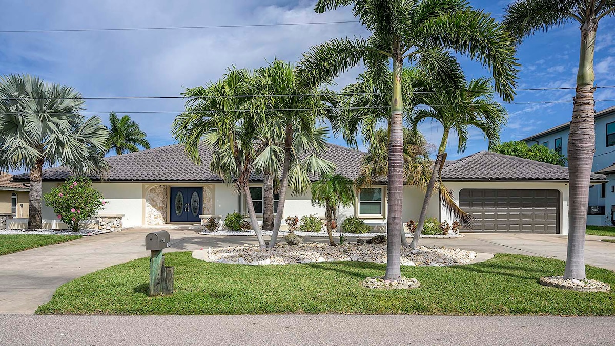 Blick auf Kanal mit privatem Dock und Salzwasser-Pool in SE Cape Coral.