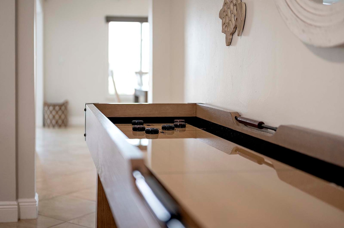 Blick auf Kanal mit privatem Dock und Salzwasser-Pool in SE Cape Coral.