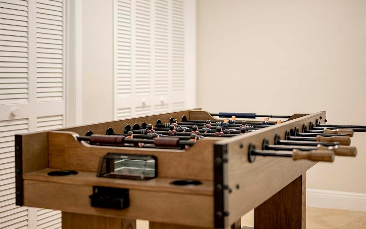 Blick auf Kanal mit privatem Dock und Salzwasser-Pool in SE Cape Coral.