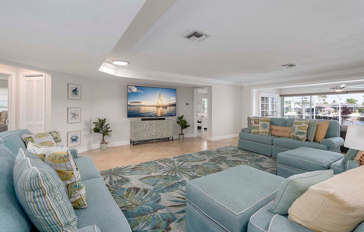 Blick auf Kanal mit privatem Dock und Salzwasser-Pool.