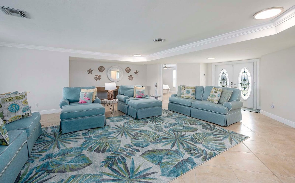 Blick auf Kanal mit privatem Dock und Poolbereich.