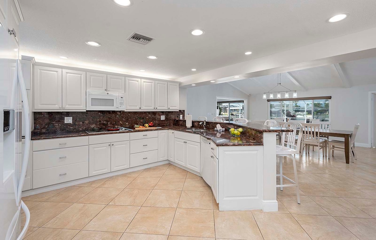 Blick auf Kanal mit privatem Dock und Poolbereich.