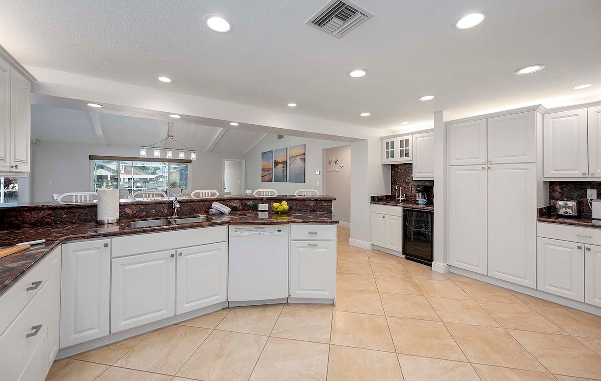 Salzwasser-Pool am Kanal mit privatem Dock und Blick aufs Wasser.