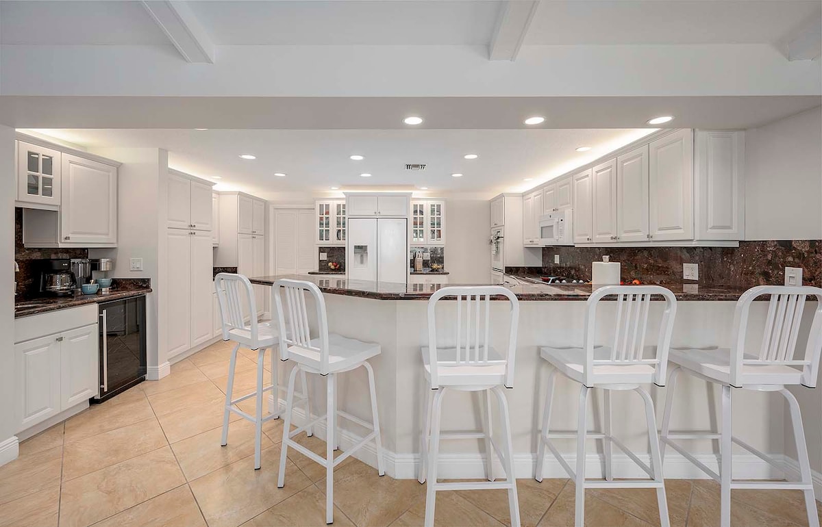 Salzwasser-Pool mit Blick auf den Kanal und privatem Bootsdock.