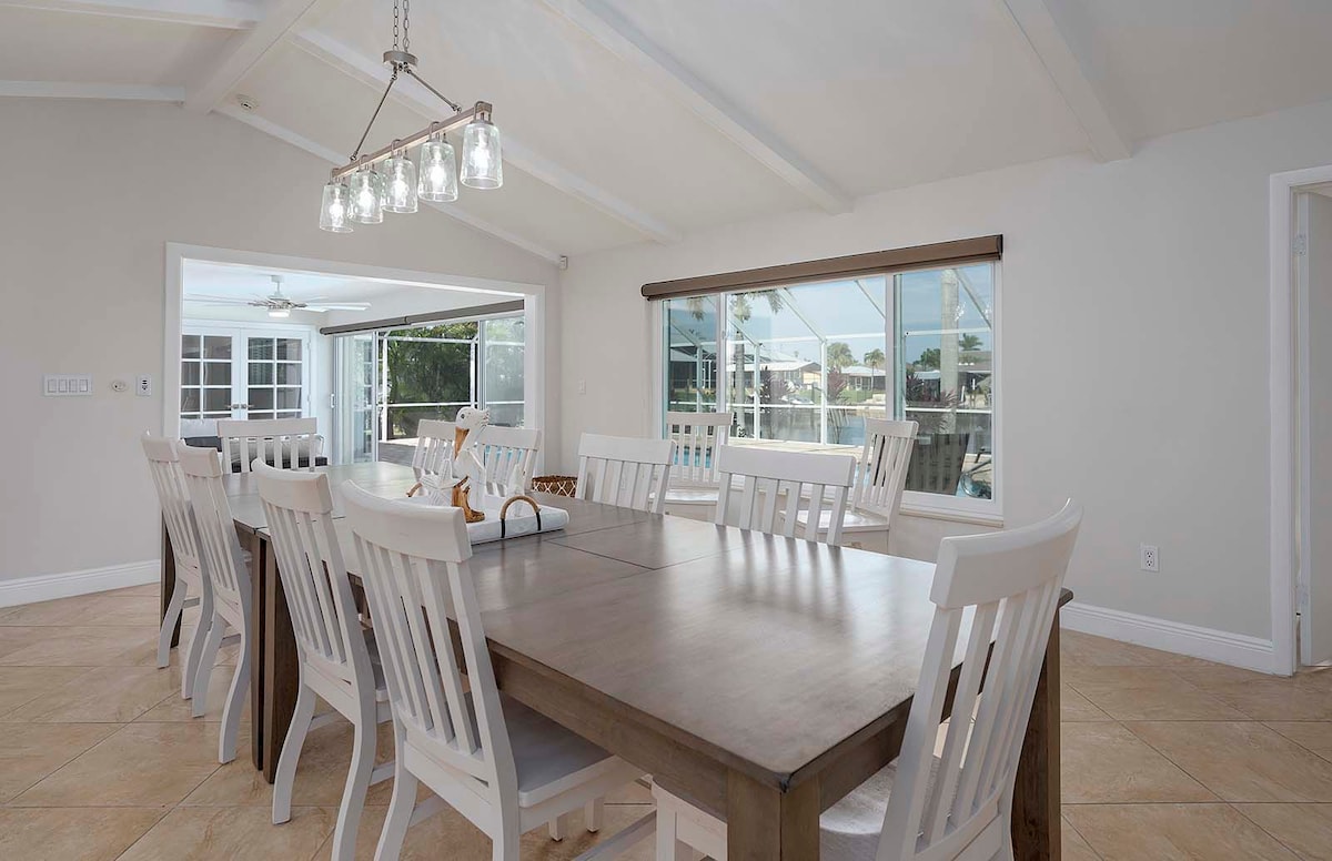 Salzwasser-Pool mit Blick auf den Kanal und privatem Dock.