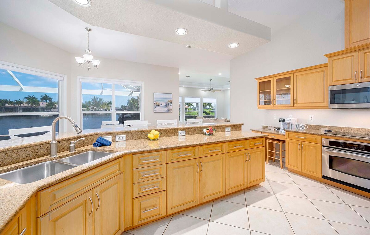 Beheizter Pool mit Sonnenliegen am Kanal.